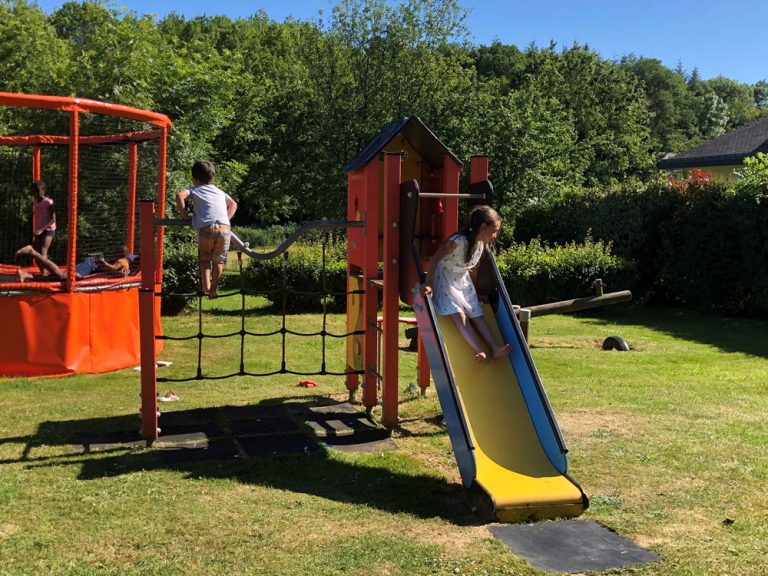 Structure de jeux pour enfants au Ty Nenez un camping à Lorient