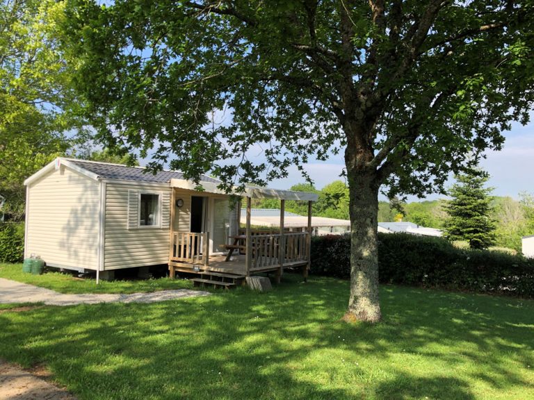 Location de mobil home à Lorient, vue extérieur avec terrasse au camping Ty Nenez