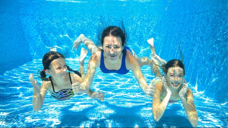 Personnes sous l'eau en camping dans le morbihan avec piscine couverte et chauffée au Ty Nenez