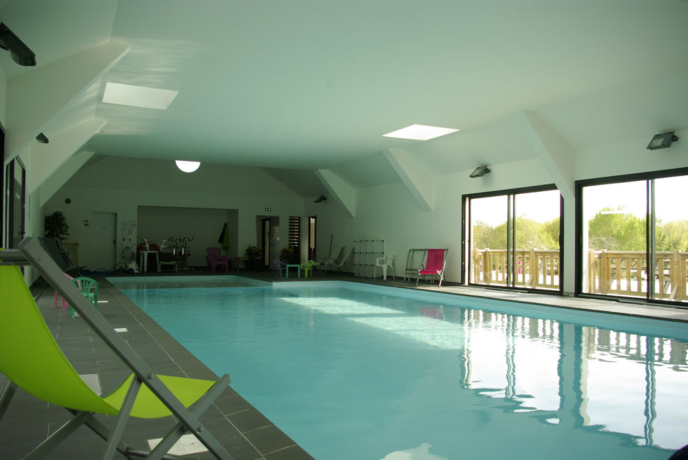 Vue de la piscine intérieure du camping Ty Nenez un camping dans le Morbihan avec piscine