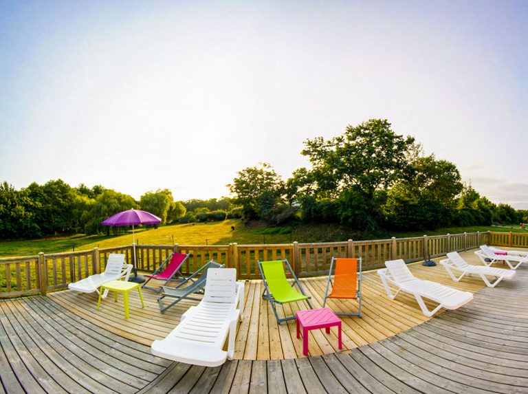 Vu du solarium extérieur avec chaises du camping à Lorient le Ty Nenez