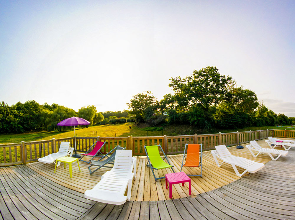 Vu du solarium extérieur avec chaises du camping à Lorient le Ty Nenez