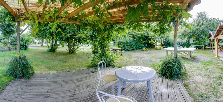 Vu du jardin nature du camping à Lorient Ty Nenez