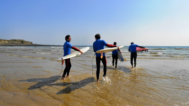 Camping Ty Nenez : personnes faisant du surf en mer