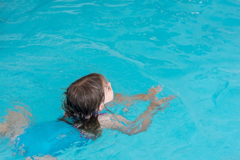 Ty Nenez : Enfant qui nage en camping à Lorient avec piscine