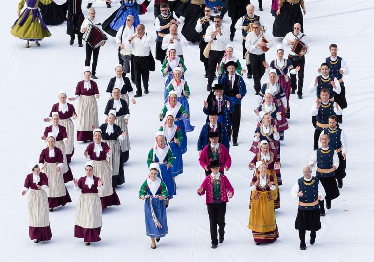 Danseurs du festival interceltique de Lorient près du camping Ty Nenez