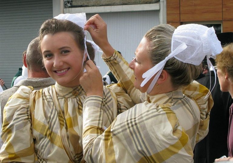 Femmes au festival interceltique de lorient proche du camping ty nenez