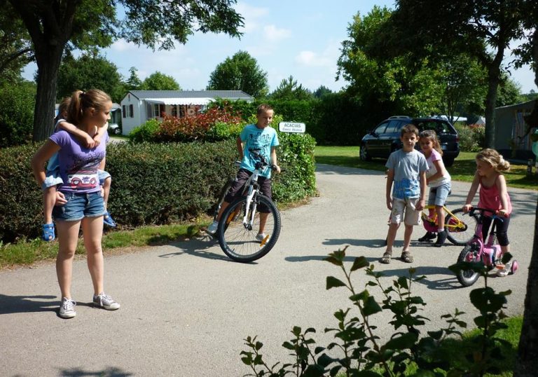 Enfants et leur vélo dans l'allée du camping à Lorient Ty Nenez