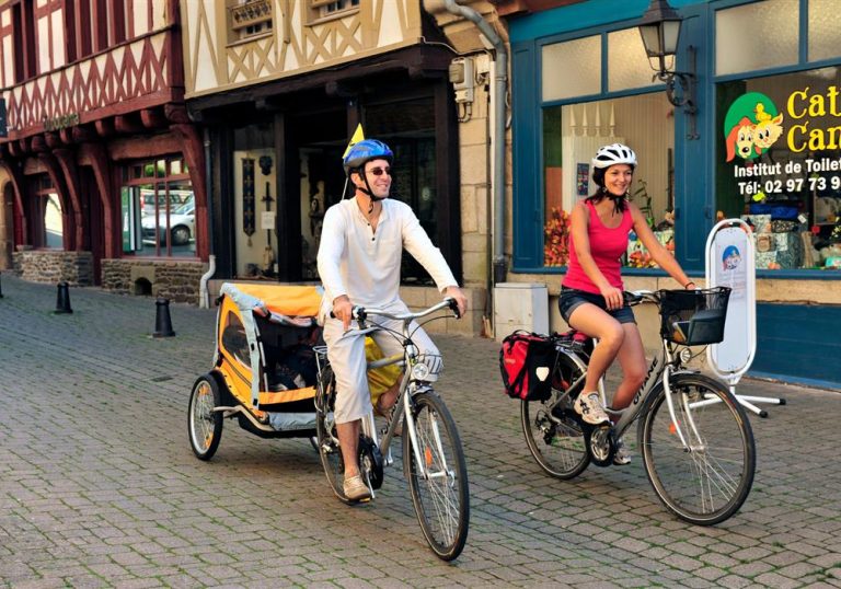 Couple à vélo dans la rue