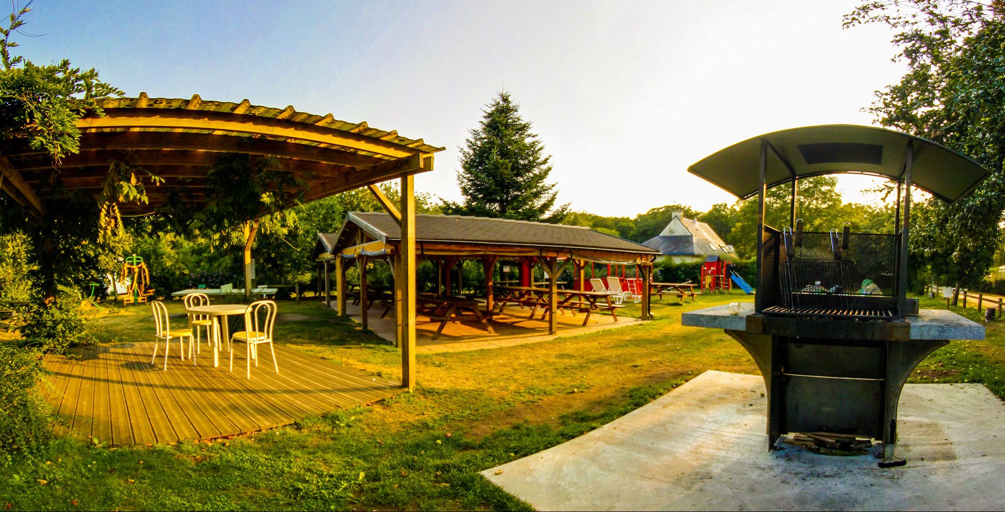 Infrastructures du camping Ty Nenez à Lorient : terrasse, barbecue et jeux pour enfants