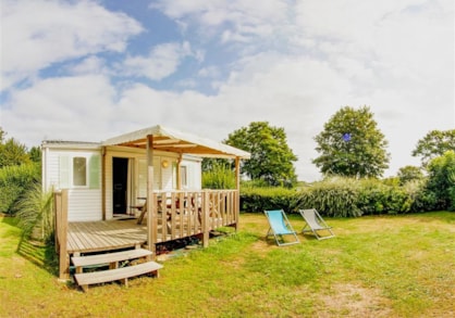 Vue d'un mobil home en pleine nature au camping Ty Nenez proche de Lorient